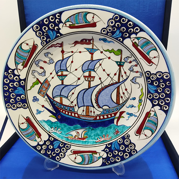 Al Bayraklı Yelkenli Çini Tabak - 30 cm Al Bayraklı Yelkenli Çini Tabak - 30 cm