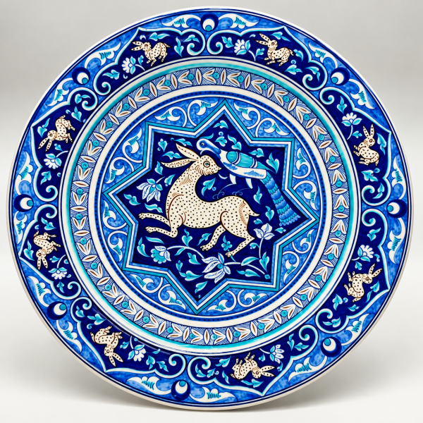 Lenger Çini Çabak - Tavşan Başı Gagalayan Avcı Kuş Tasviri - 43 cm Lenger Çini Çabak - Tavşan Başı Gagalayan Avcı Kuş Tasviri - 43 cm