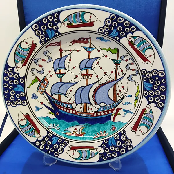 Al Bayraklı Yelkenli Çini Tabak - 30 cm Al Bayraklı Yelkenli Çini Tabak - 30 cm