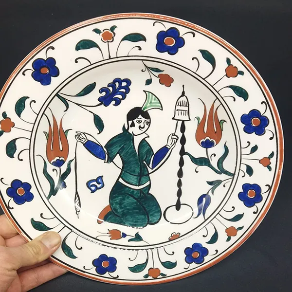 İp/Yün Eğiren Kadın Figürlü Çini Tabak 25 cm